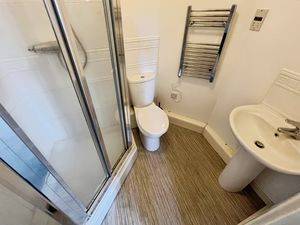 Shower room- click for photo gallery